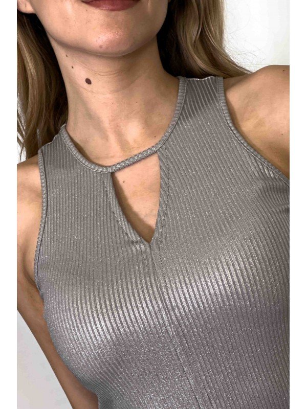 MUSCULOSA RECORTE TRIANGULO