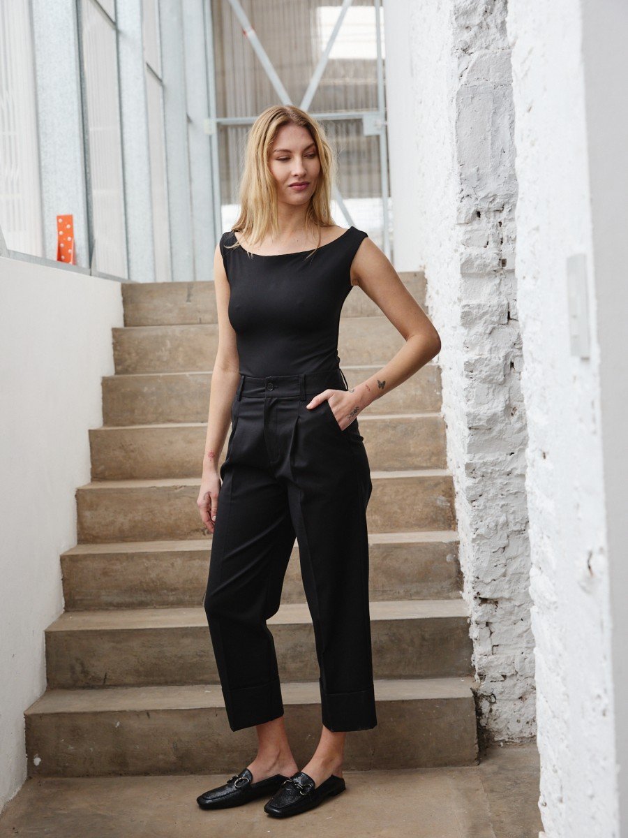 PANTALON CON BOTAMANGA ANCHA